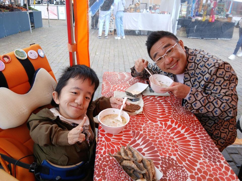 ＴＢＳ系「大輝のミラクルジャーニー　～１９歳の夏　僕は車イスで海を越えた～」でフィンランドに赴いた八嶋智人（右）と秋山大輝さん