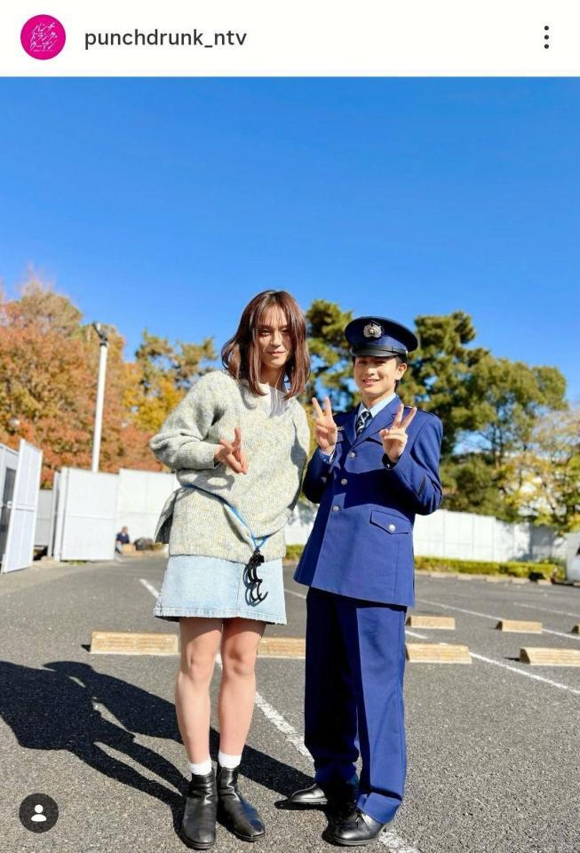 護送車に乗る内村優（沢村玲、左）。「パンチドランク・ウーマン」のオフショット。公式インスタグラム＠ｐｕｎｃｈｄｒｕｎｋ＿ｎｔｖより 
