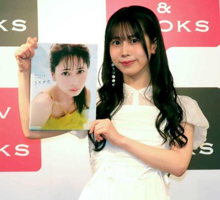 ファースト写真集「うたかた」の発売記念イベントを行った野中ここな