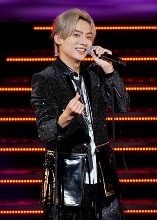 　熱唱する辰巳ゆうと