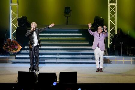 大阪でデビューデーコンサートを開催した辰巳ゆうと（左）と応援に駆けつけた円広志