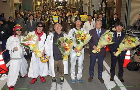 　イベント後、写真に納まる（左から）ＴあんどＴ、松村邦洋、阪神・高橋遥人投手、掛布雅之氏、阪神園芸・金沢健児氏とＫＯＢｅｒｒｉｅＳ♪のメンバー（後方中央）＝撮影・坂部計介