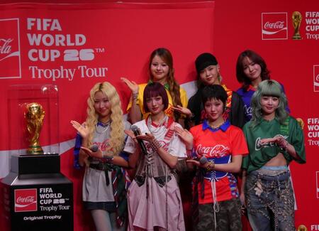 　撮影に応じるＸＧ（前列左から）ＭＡＹＡ、ＪＵＲＩＮ、ＣＨＩＳＡ、ＨＩＮＡＴＡ、（後列左から）ＨＥＲＶＥＹ、ＣＯＣＯＮＡ、ＪＵＲＩＡ