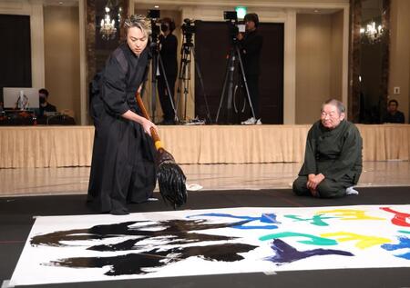 　吉川壽一氏（右）と書き初めパフォーマンスを行うＴＡＫＡＨＩＲＯ（撮影・金田祐二）