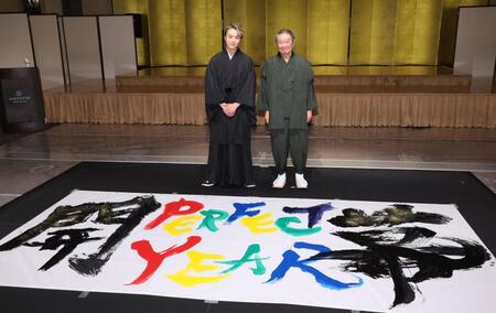 　吉川壽一氏（右）との合作で書き初めを行ったＴＡＫＡＨＩＲＯ（撮影・金田祐二）