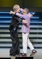 応援に駆けつけた円広志（右）と抱き合う辰巳ゆうと