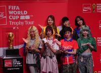 　撮影に応じるＸＧ（前列左から）ＭＡＹＡ、ＪＵＲＩＮ、ＣＨＩＳＡ、ＨＩＮＡＴＡ、（後列左から）ＨＥＲＶＥＹ、ＣＯＣＯＮＡ、ＪＵＲＩＡ