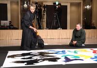 　吉川壽一氏（右）と書き初めパフォーマンスを行うＴＡＫＡＨＩＲＯ（撮影・金田祐二）