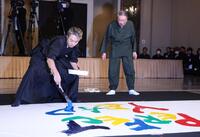 　吉川壽一氏（右）と書き初めパフォーマンスを行うＴＡＫＡＨＩＲＯ（撮影・金田祐二）