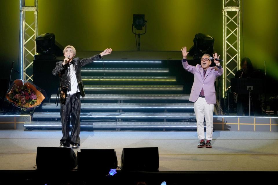 大阪でデビューデーコンサートを開催した辰巳ゆうと（左）と応援に駆けつけた円広志