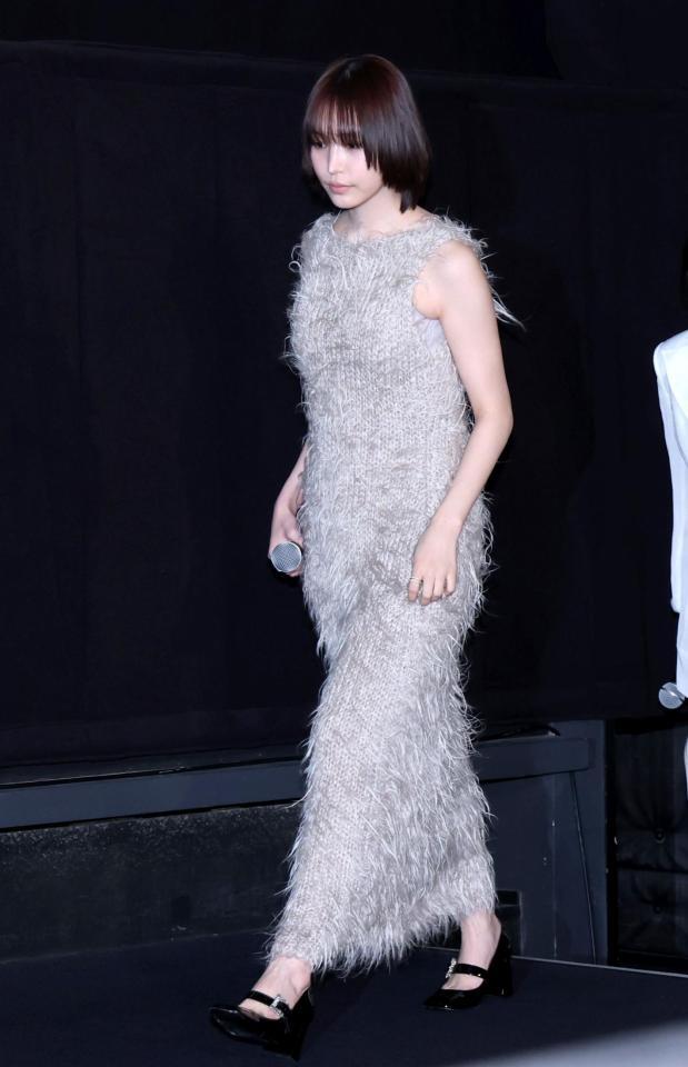 映画「万事快調〈オール・グリーンズ〉」公開記念舞台あいさつにニットのドレスで登場した南沙良（撮影・伊藤笙子）