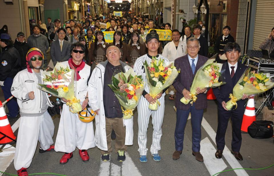 　イベント後、写真に納まる（左から）ＴあんどＴ、松村邦洋、阪神・高橋遥人投手、掛布雅之氏、阪神園芸・金沢健児氏とＫＯＢｅｒｒｉｅＳ♪のメンバー（後方中央）＝撮影・坂部計介