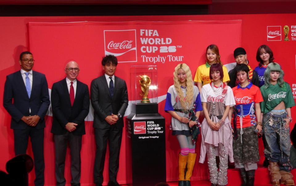 　撮影に応じる（前列左から）ジウベルト・シルバ氏、ムラット・オスゲル氏、宮本恒靖氏、ＭＡＹＡ、ＪＵＲＩＮ、ＣＨＩＳＡ、ＨＩＮＡＴＡ、（後列左から）ＨＥＲＶＥＹ、ＣＯＣＯＮＡ、ＪＵＲＩＡ