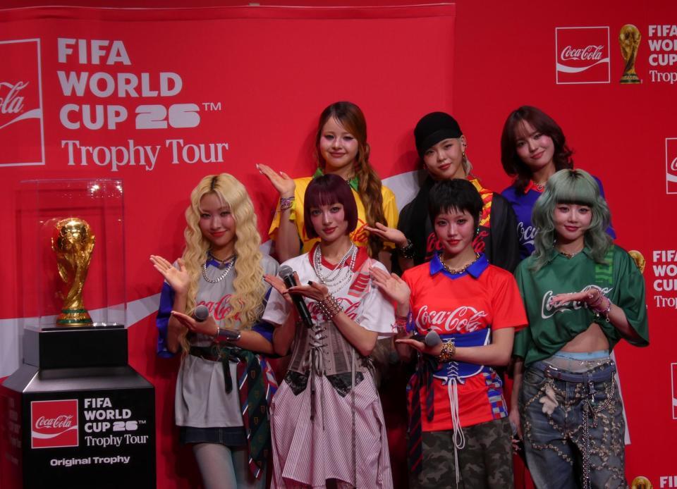 　撮影に応じるＸＧ（前列左から）ＭＡＹＡ、ＪＵＲＩＮ、ＣＨＩＳＡ、ＨＩＮＡＴＡ、（後列左から）ＨＥＲＶＥＹ、ＣＯＣＯＮＡ、ＪＵＲＩＡ