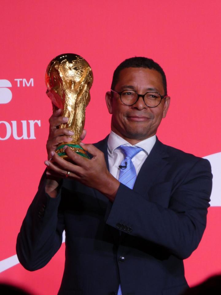 　トロフィーを掲げるジウベルト・シウバ氏