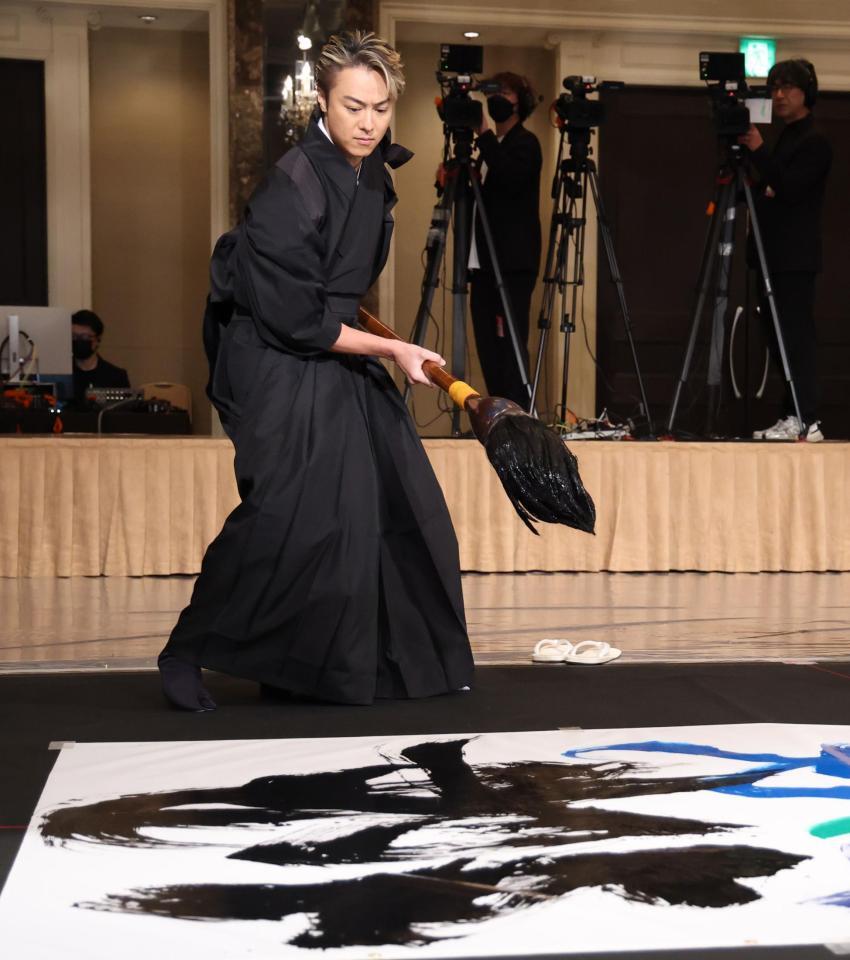 　書き初めパフォーマンスを行ったＴＡＫＡＨＩＲＯ（撮影・金田祐二）