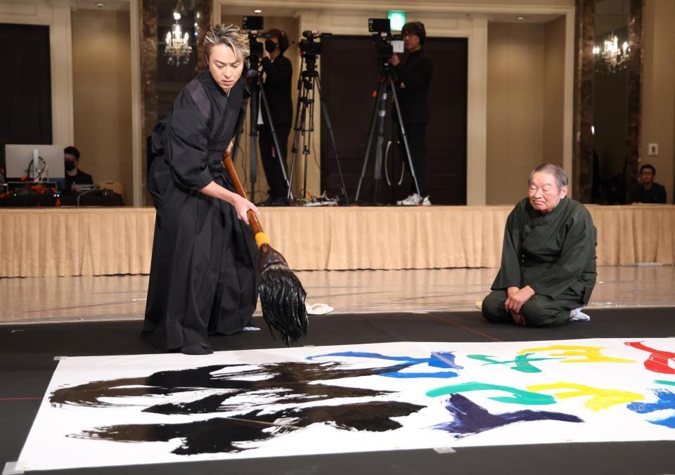 　吉川壽一氏（右）と書き初めパフォーマンスを行うＴＡＫＡＨＩＲＯ（撮影・金田祐二）