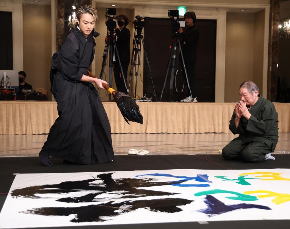 　書き初めパフォーマンスを行うＴＡＫＡＨＩＲＯ。右は吉川壽一氏（撮影・金田祐二）