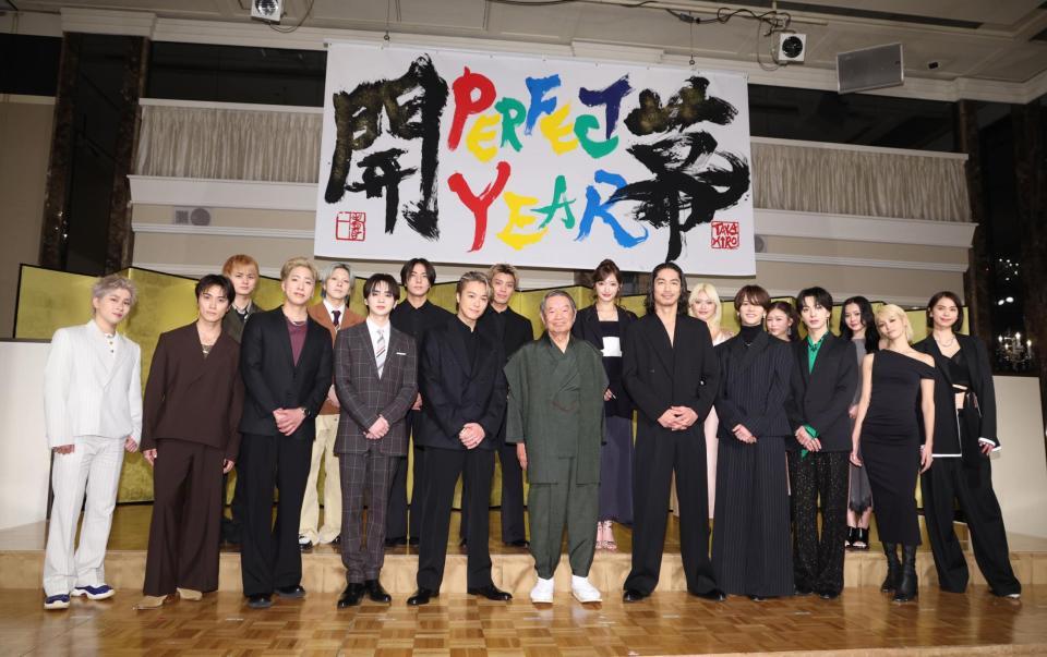　２０２６年を意気込む（前列左から）奥田力也、砂田将宏、陣、吉野北人、ＴＡＫＡＨＩＲＯ、吉川壽一氏、ＡＫＩＲＡ、中島颯太、木村慧人、ＫＡＥＤＥ、佐藤晴美（後列左から）岡尾琥珀、夫松健介、中村竜大、岩城星那、小川桜花、鶴屋美咲、ＹＵＮＡ、ＨＩＮＡＴＡ（撮影・金田祐二）