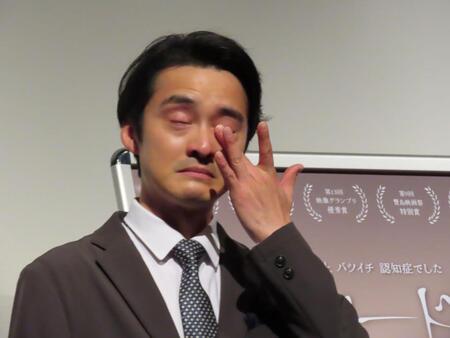 死去した撮影カメラマンを思い涙する主演の木ノ本嶺浩