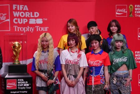 　撮影に応じるＸＧ（前列左から）ＭＡＹＡ、ＪＵＲＩＮ、ＣＨＩＳＡ、ＨＩＮＡＴＡ、（後列左から）ＨＥＲＶＥＹ、ＣＯＣＯＮＡ、ＪＵＲＩＡ