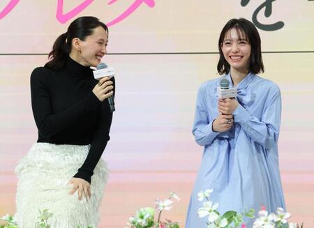 　當真あみ（右）とトークする綾瀬はるか（撮影・西岡正）