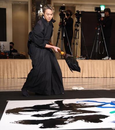 　書き初めパフォーマンスを行ったＴＡＫＡＨＩＲＯ（撮影・金田祐二）