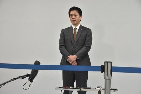 取材に応じる吉村洋文大阪府知事