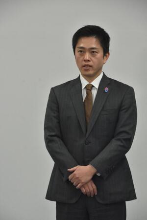 取材に応じる吉村洋文大阪府知事