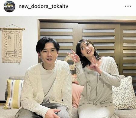 「横浜ネイバーズ」で夫婦役を演じた宮内ひとみ（右）とのオフショット。ドラマの公式インスタグラム＠ｎｅｗ＿ｄｏｄｏｒａ＿ｔｏｋａｉｔｖより