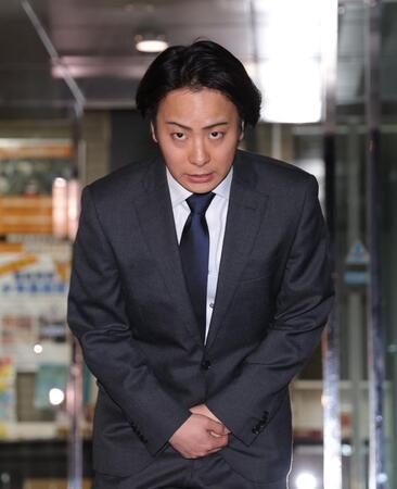 釈放され、頭を下げる中村鶴松容疑者＝東京・蔵前警察署（撮影・西岡正）