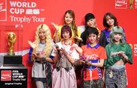 　サッカーＷ杯トロフィーの前でポーズを決めるＸＧの（前列左から）ＭＡＹＡ、ＪＵＲＩＮ、ＣＨＩＳＡ、ＨＩＮＡＴＡ（後列同）ＨＡＲＶＥＹ、ＣＯＣＯＮＡ、ＪＵＲＩＡ