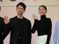 　妻夫木聡（左）と並んで手を振る綾瀬はるか（撮影・西岡正）