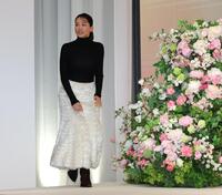 　登壇する綾瀬はるか（撮影・西岡正）