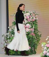 　完成報告会で登壇する綾瀬はるか（撮影・西岡正）