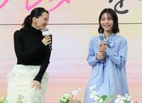 　當真あみ（右）とトークする綾瀬はるか（撮影・西岡正）