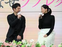 　夫婦役での共演を感慨深く話す妻夫木聡（左）と綾瀬はるか（撮影・西岡正）