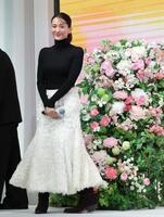 　完成報告会を終え、引き揚げる綾瀬はるか（撮影・西岡正）