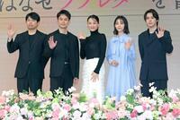 　完成報告会に登場した（左から）石井裕也監督、妻夫木聡、綾瀬はるか、當真あみ、細田佳央太（撮影・西岡正）