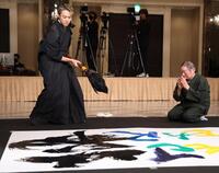 　書き初めパフォーマンスを行うＴＡＫＡＨＩＲＯ。右は吉川壽一氏（撮影・金田祐二）