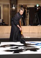 　書き初めパフォーマンスを行うＴＡＫＡＨＩＲＯ（撮影・金田祐二）