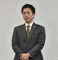 取材に応じる吉村洋文大阪府知事＝１９日、大阪府庁