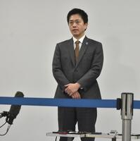 取材に応じる吉村洋文大阪府知事