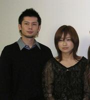 ２００４年、ＮＨＫドラマ「火消し屋小町」会見で。（左から）鳥羽潤、池脇千鶴