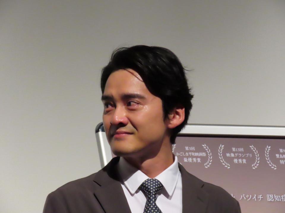 撮影監督の死去に涙する木ノ本嶺浩