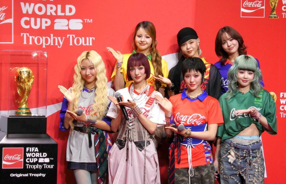 　サッカーＷ杯トロフィーの前でポーズを決めるＸＧの（前列左から）ＭＡＹＡ、ＪＵＲＩＮ、ＣＨＩＳＡ、ＨＩＮＡＴＡ（後列同）ＨＡＲＶＥＹ、ＣＯＣＯＮＡ、ＪＵＲＩＡ