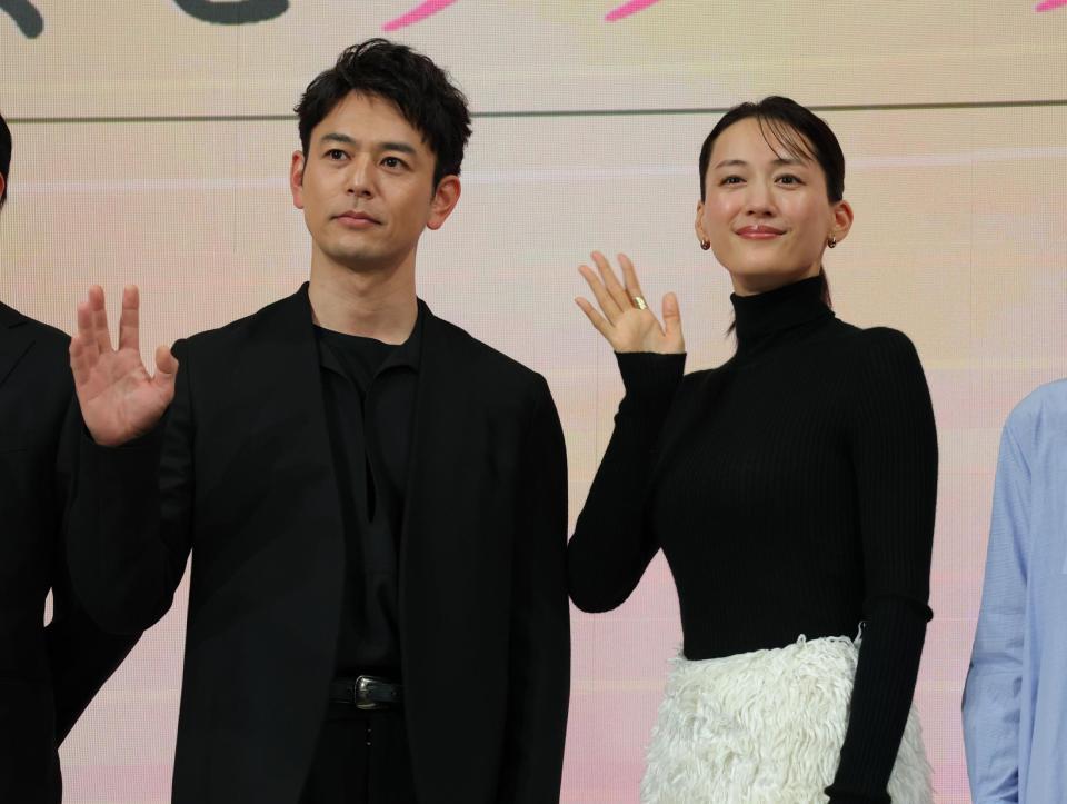 　妻夫木聡（左）と並んで手を振る綾瀬はるか（撮影・西岡正）