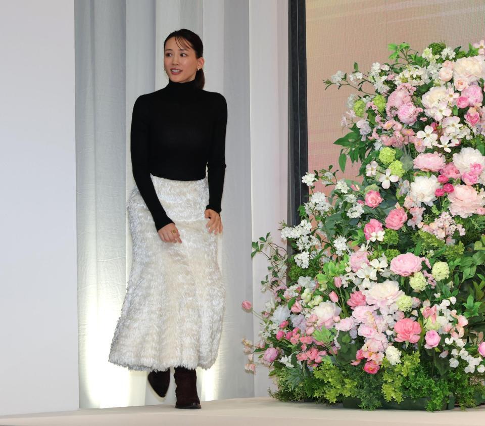 　登壇する綾瀬はるか（撮影・西岡正）