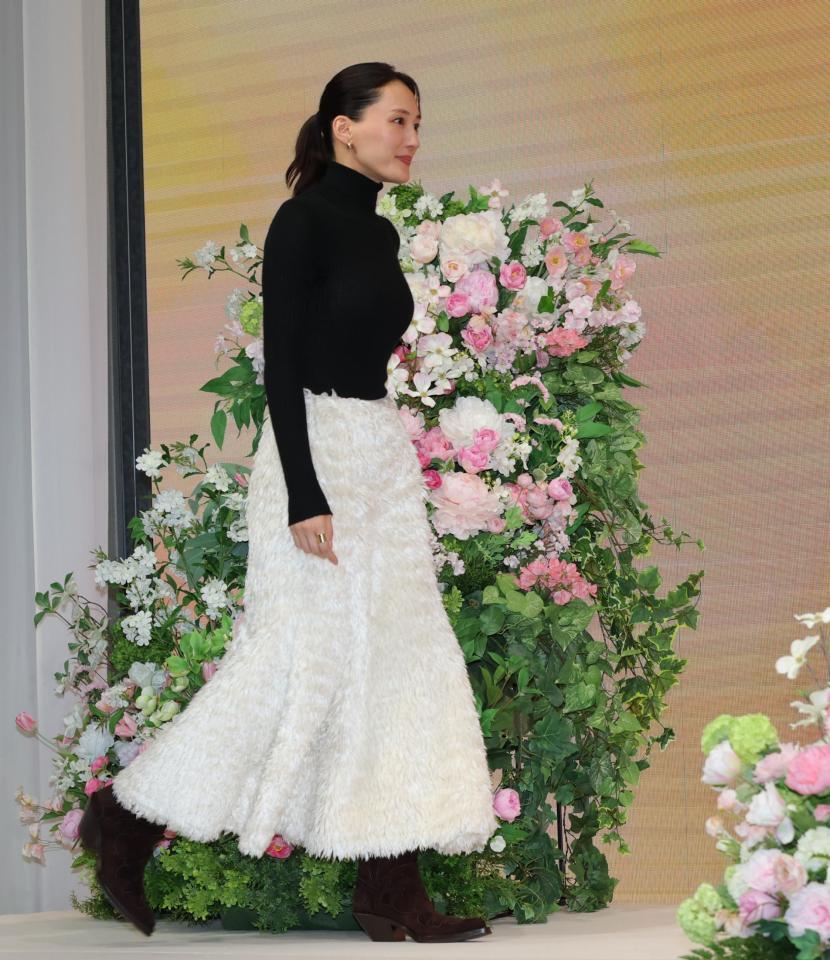 　完成報告会で登壇する綾瀬はるか（撮影・西岡正）