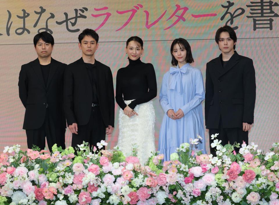 　登壇する（左から）石井裕也監督、妻夫木聡、綾瀬はるか、當真あみ、細田佳央太（撮影・西岡正）